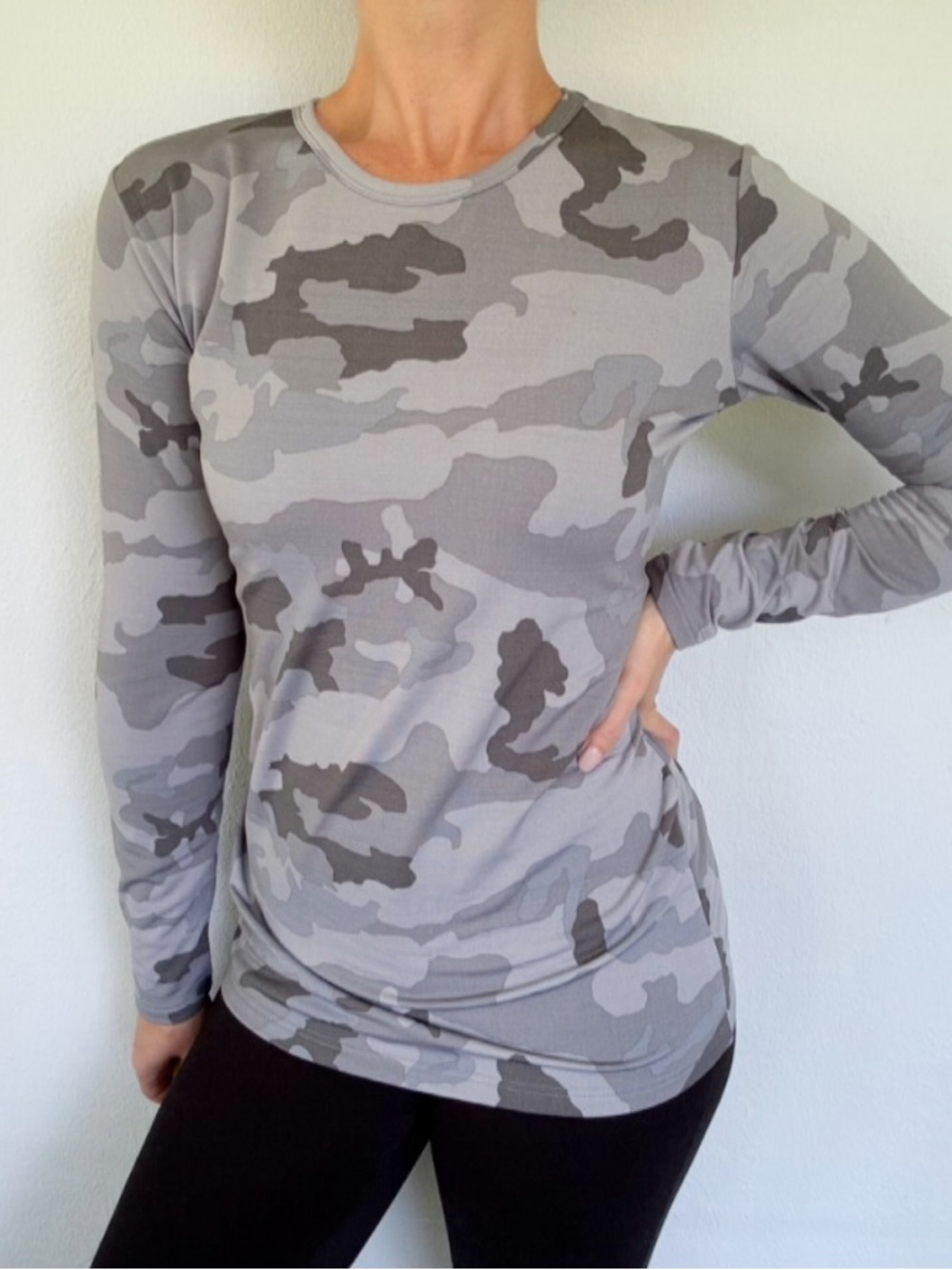 Thermajane silver gray camo print fleece lined long sleeve thermal top medium